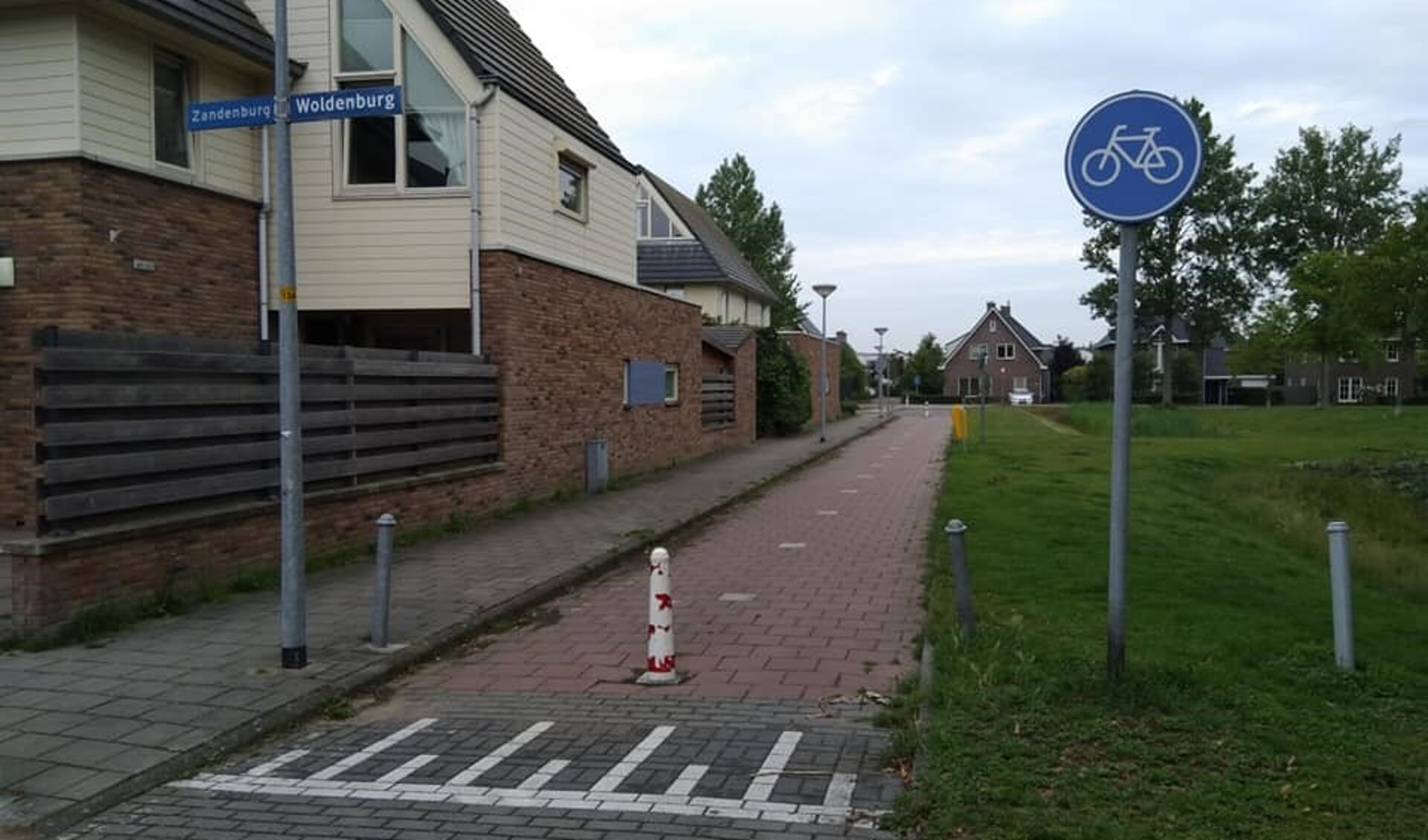 Het fietspad Woldenburg waarvan bromfietsers graag gebruik maken, omdat deze route voor hen sneller is. 