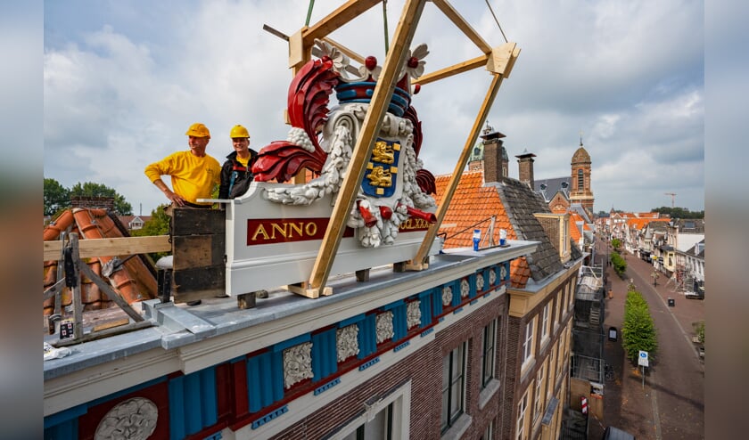 Na een restauratie van bijna twee jaar zette een hijskraan de kroon op het museum aan de Roode Steen.