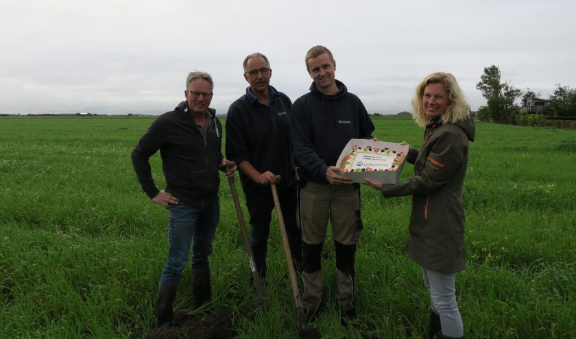 Vlnr. Bodemcoach John Huiberts, vader en zoon Brouwer en Annemarie Koelemeijer (Water, Land & Dijken).