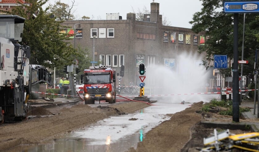 Veel mensen roken gas door het lek in de Tempeliersstraat.