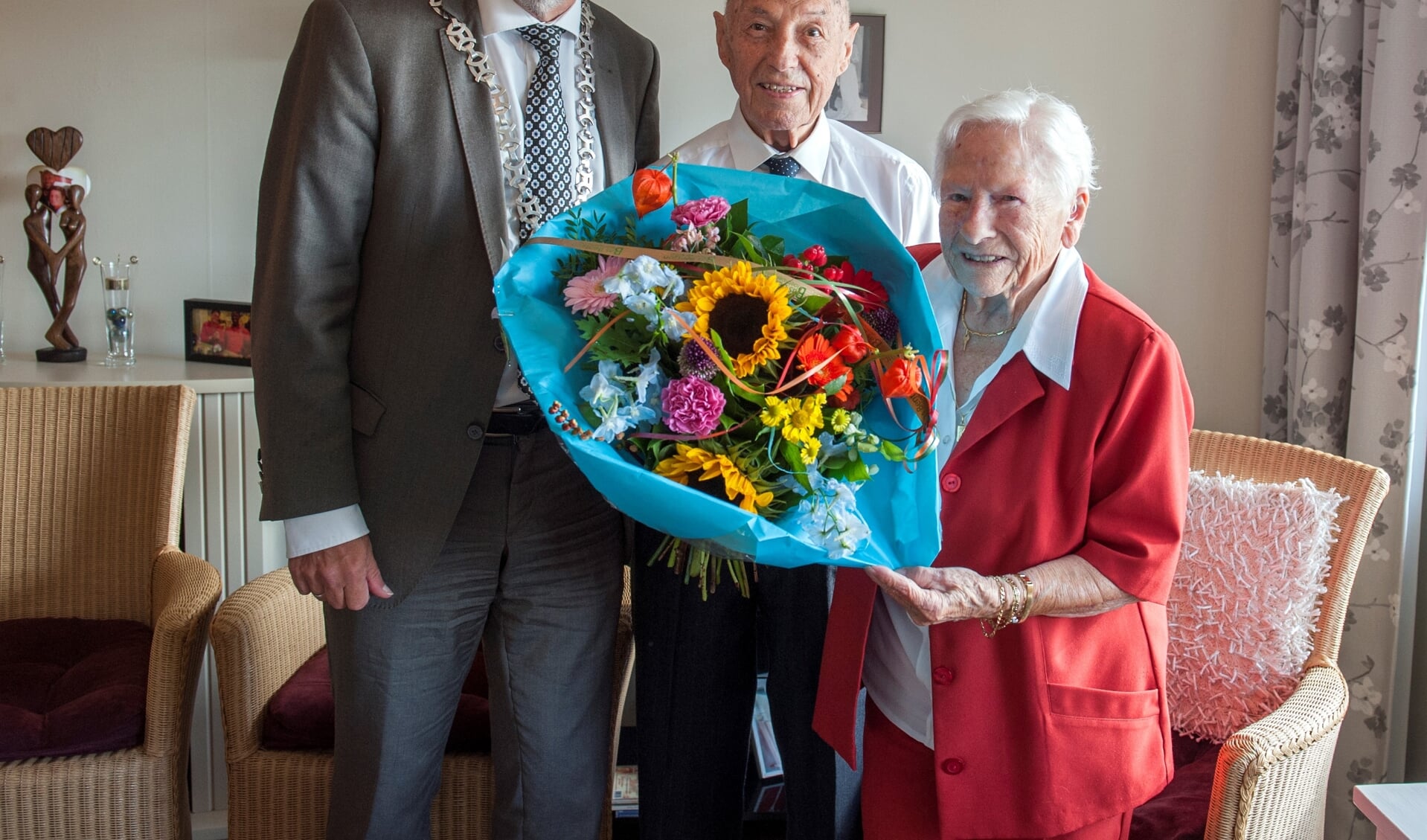 Burgemeester Bert Blase feliciteert de heer Knebel met zijn honderdste verjaardag. Rechts een trotse mevrouw Knebel.
