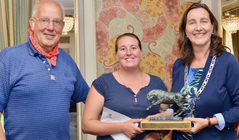 Naast Bert de Boer (eigenaar/trainer van Southwind Raptor) krijgt winnares Lindsey Pegram de wisseltrofee van de gemeente Heemskerk uitgereikt door burgemeester Mieke Baltus.