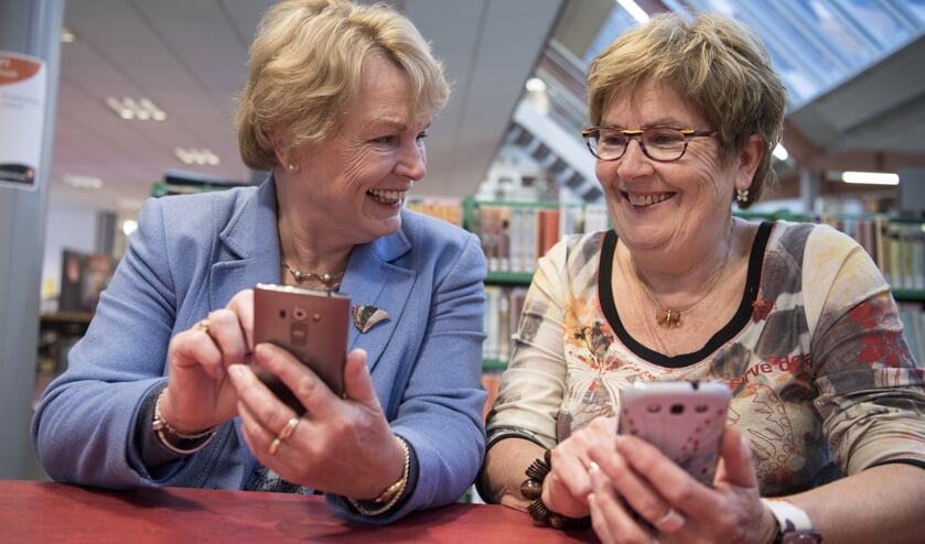 De senioren worden geholpen door vrijwilligers van hun eigen leeftijd.