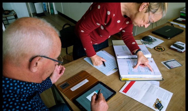 Energiecoach Herman Grajer helpt bewoonster bij het nemen van energiebesparende maatregelen.