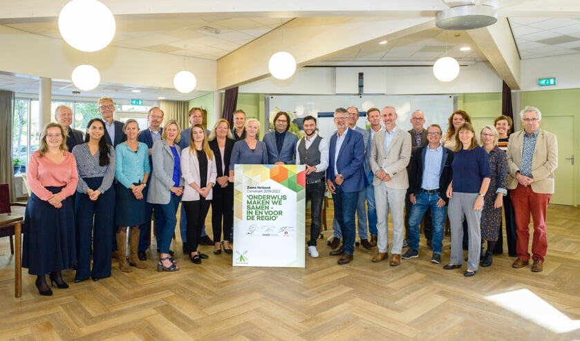 De Zaanse besturen ondertekenden een nieuw convenant Zaans Verbond in Zorgcentrum Mennistenerf in Zaandam, een van de partners in het opleiden voor medewerkers in de zorg.