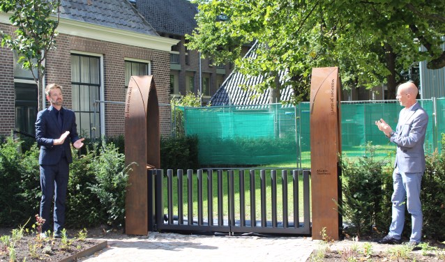 Wethouder Christian Braak en Eddo Carels openen de nieuwe inrichting van het kerkhof.