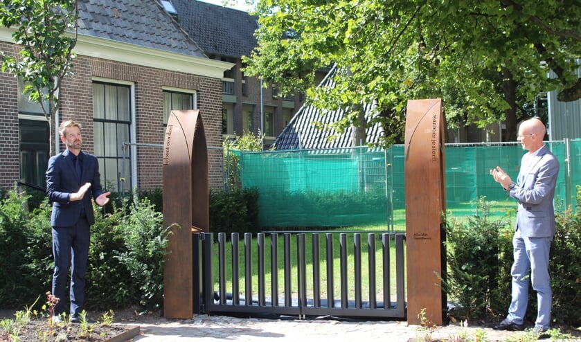 Wethouder Christian Braak en Eddo Carels openen de nieuwe inrichting van het kerkhof.