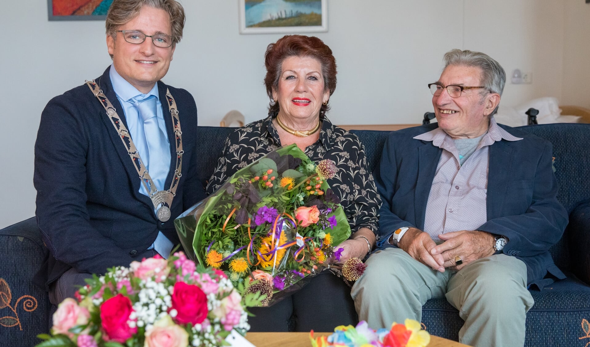 Locoburgemeester Antoine Tromp bezoekt het echtpaar Smit-de Haan. 