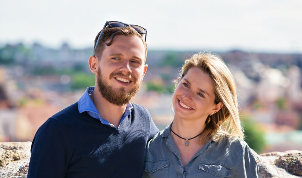 Broer en zus met vakantie
