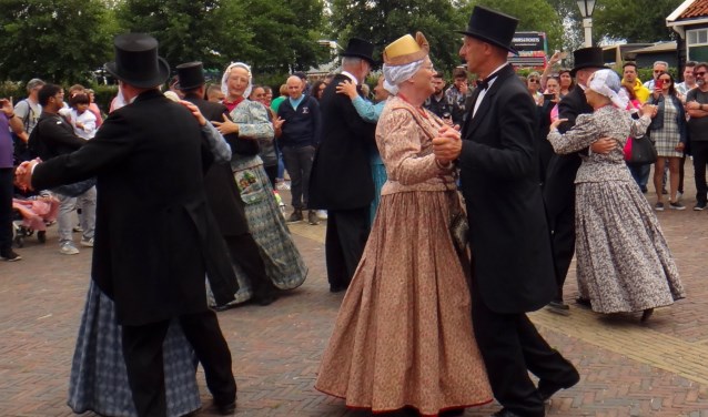 Een optreden van De Hoogwouder Dansers in de Zaanse Schans.