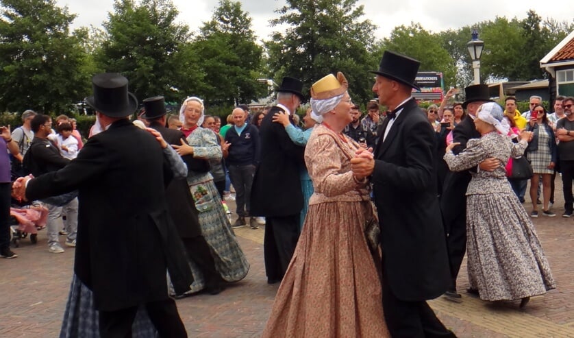 Een optreden van De Hoogwouder Dansers in de Zaanse Schans.