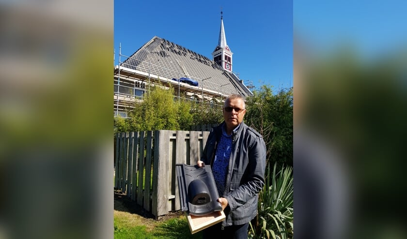 Voorbeeld van een dakpan met ruimte voor gierzwaluwen bij het kerkje van Sint Maartensbrug