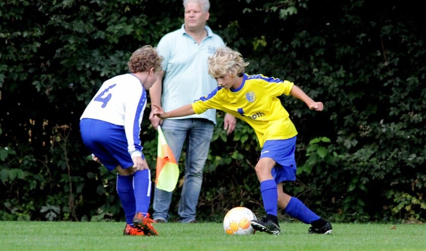 Just Bruin passeert regelmatig de verdedigers van DTS en scoort een hattrick.