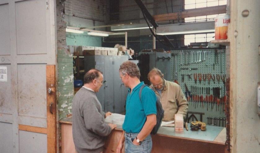 Directeur jachtwerf J. Schutz (links) in bespreking over bouw jachtboot vanPaul Veerman (rechts)