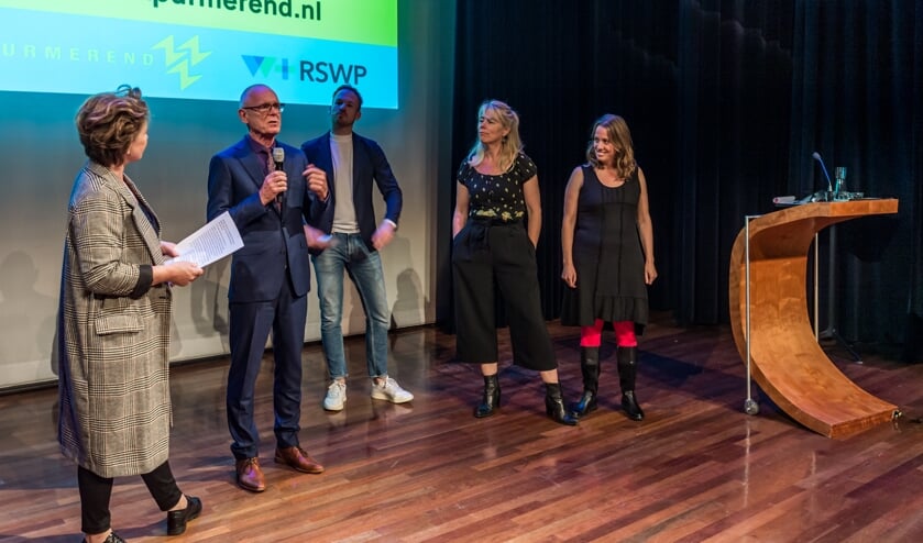 Wethouder Harry Rotgans is zeer te spreken over het project. Verder op de foto: Monique Spliet, Chris van der Veen, Mirna Ligthart en Marieke Boon. filmmakersduo