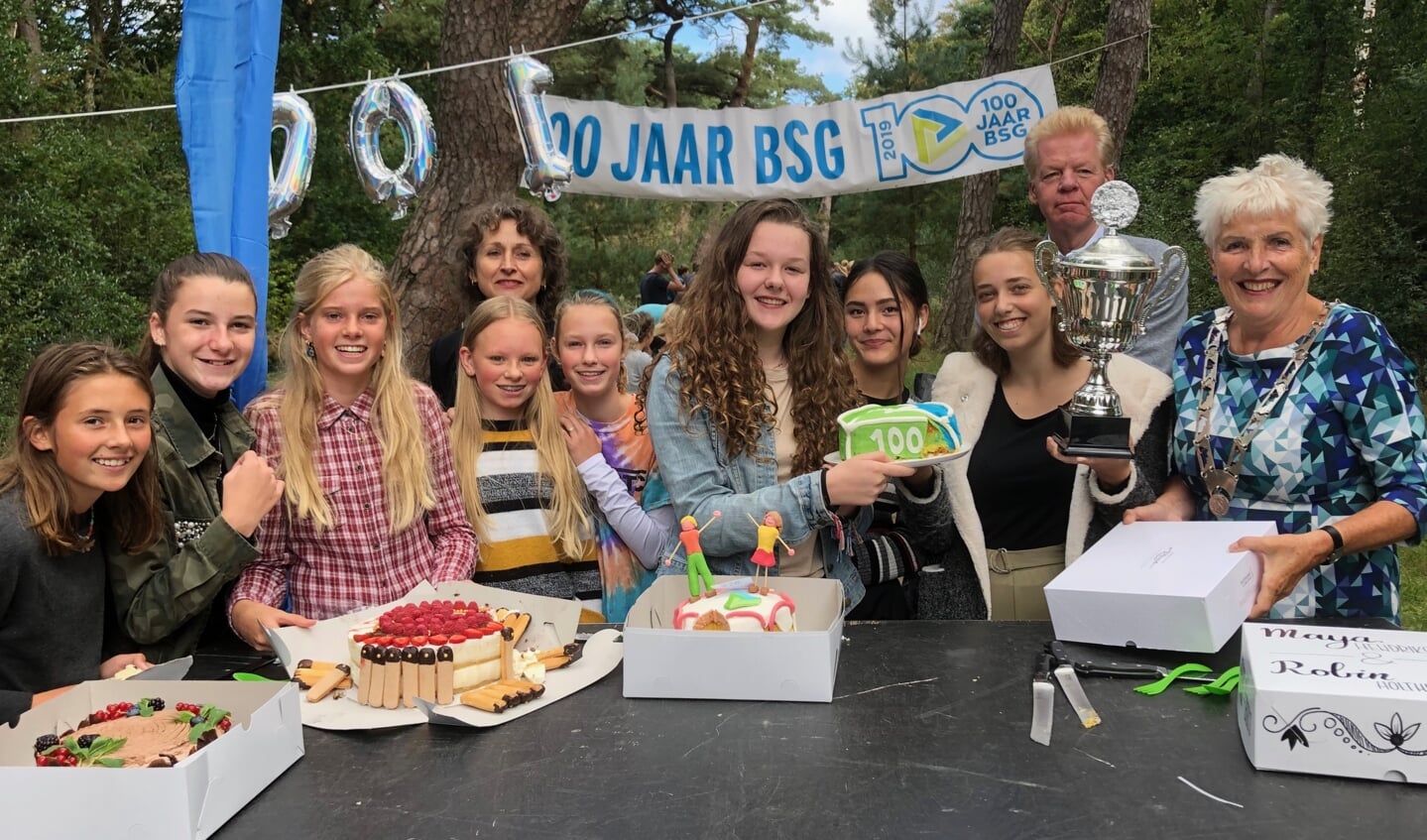 De deelnemers van Heel BSG bakt lieten hun baksels graag proeven aan burgemeester Hafkamp. Naast haar de 2 winnaars Robin Holthuizen en Maya Hendriksen. 