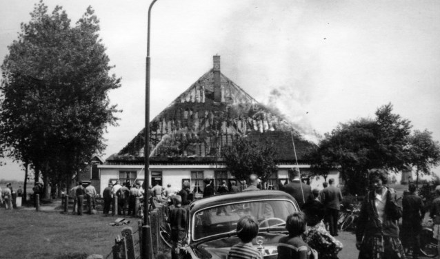 Tegenover de Munnikenweg staat boerderij De Vuijk van de fam.Vethaak in brand.