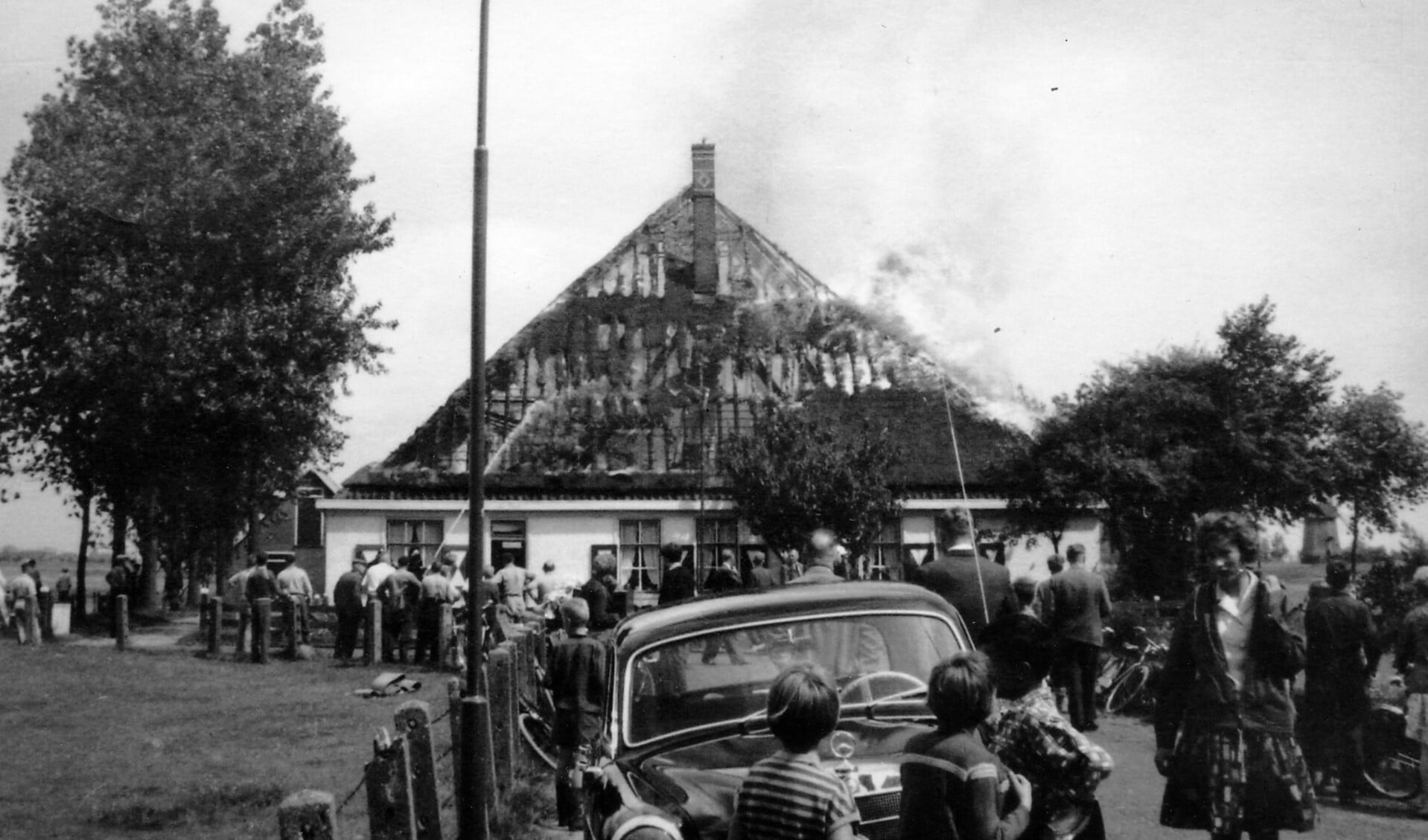 Tegenover de Munnikenweg staat boerderij De Vuijk van de fam.Vethaak in brand.