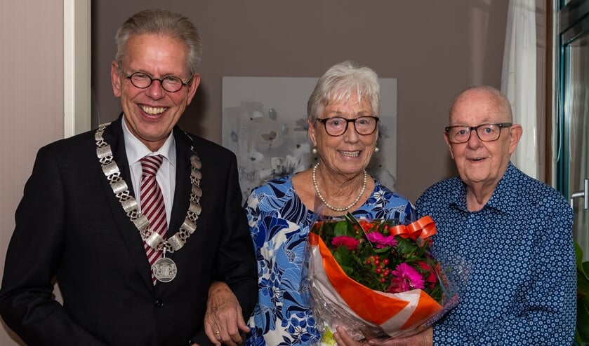 Armpje door met de burgemeester. Ko en Riny hadden het duidelijk naar hun zin met Don Bijl.