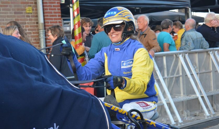 Manon Pools behaalt tijdens Harddraverij in Enkhuizen seizoenszege op de korte baan.