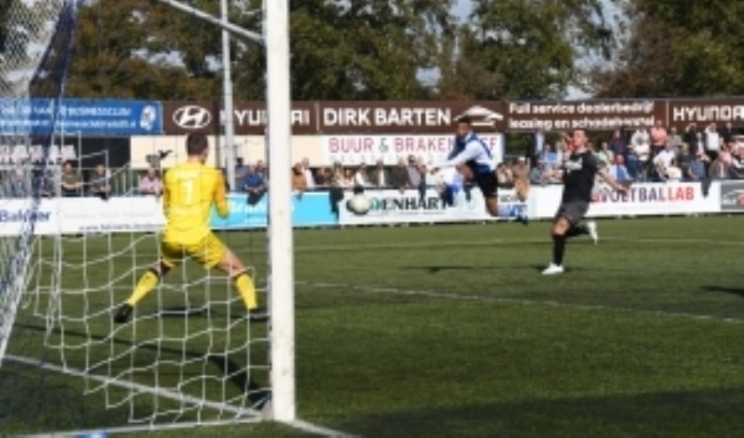 DEM-doelman Verswijveren had het druk met de verschillende aanvallen van ADO'20.