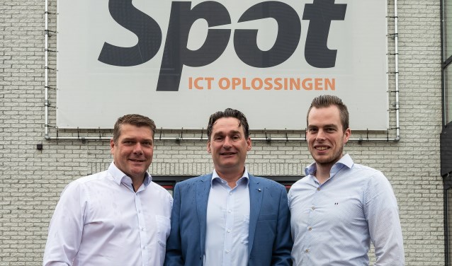 Van links naar rechts Gerard Smith, Marco Riedijk en Frank van Roekel voor het pand in de Baanstee.