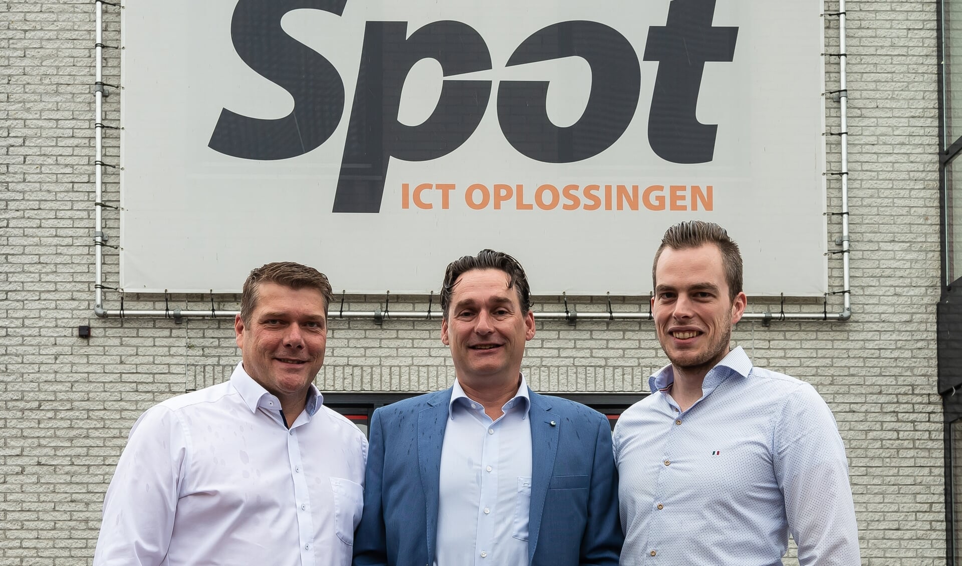 Van links naar rechts Gerard Smith, Marco Riedijk en Frank van Roekel voor het pand in de Baanstee. 