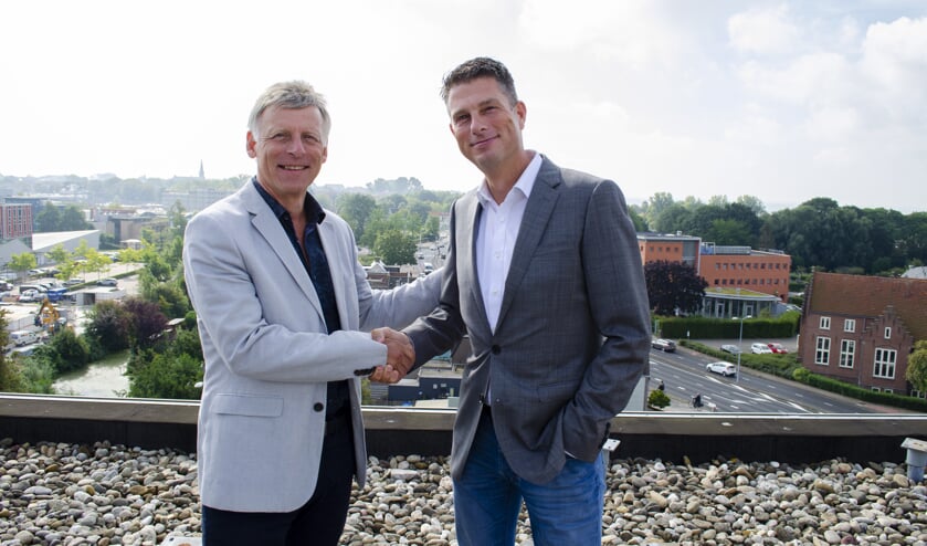 Tom van Roon (l) geeft het voorzittersstokje over aan Marinus Zoutendijk.