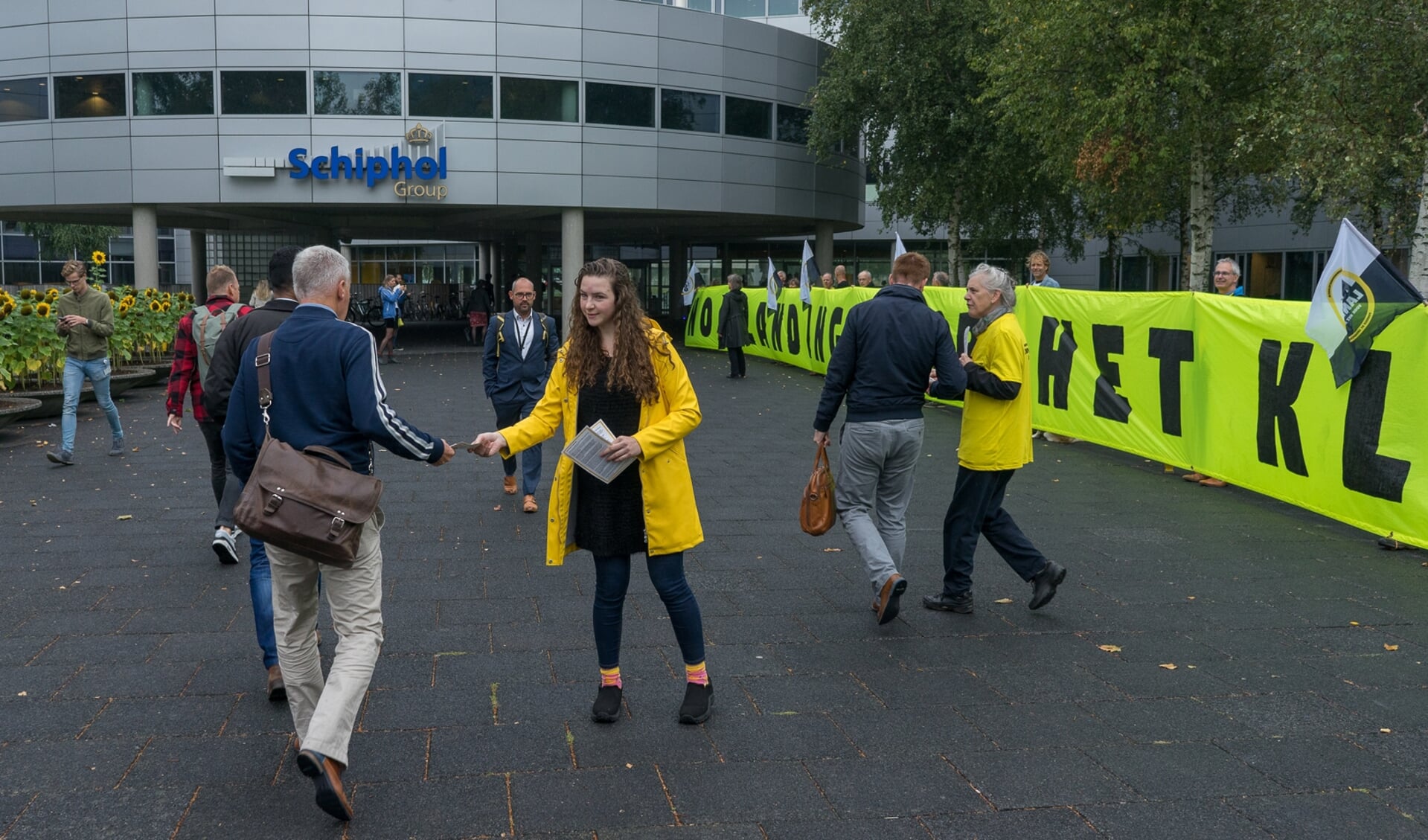 Greenpeace vraagt aandacht voor het klimaat voor de ingang van de Schiphol Group. 