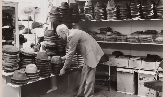 Interieur van de hoedenwinkel van Tjeertes aan de Achterstraat nr. 21.