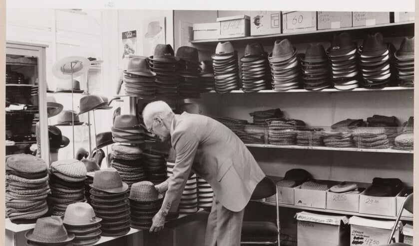 Interieur van de hoedenwinkel van Tjeertes aan de Achterstraat nr. 21.