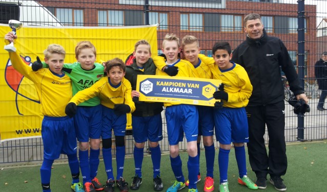 Kinderen uit groep 7 en 8 op het Cruyff Court in de Daalmeer.
