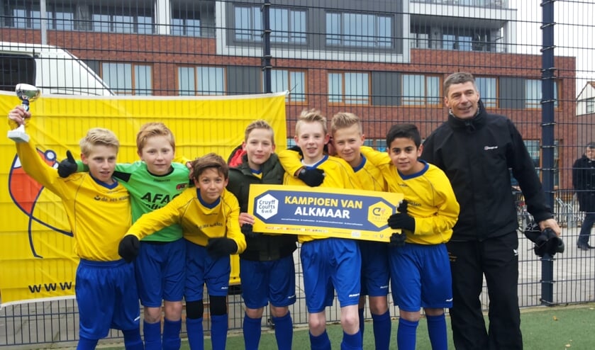 Kinderen uit groep 7 en 8 op het Cruyff Court in de Daalmeer.