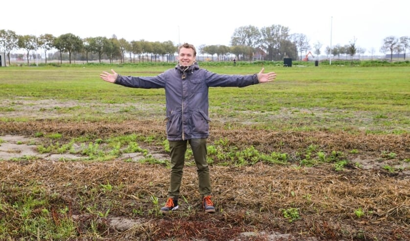 Jurjen Groenhart op de grond waar mettertijd de nieuwe vestiging komt te staan.