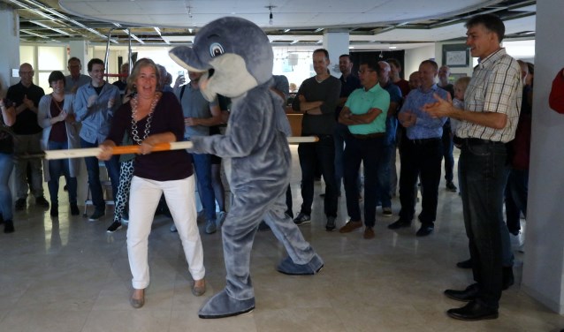 Burgemeester Astrid Nienhuis opende samen met mascotte Herbie de jubileumexpositie in het Raadhuis.