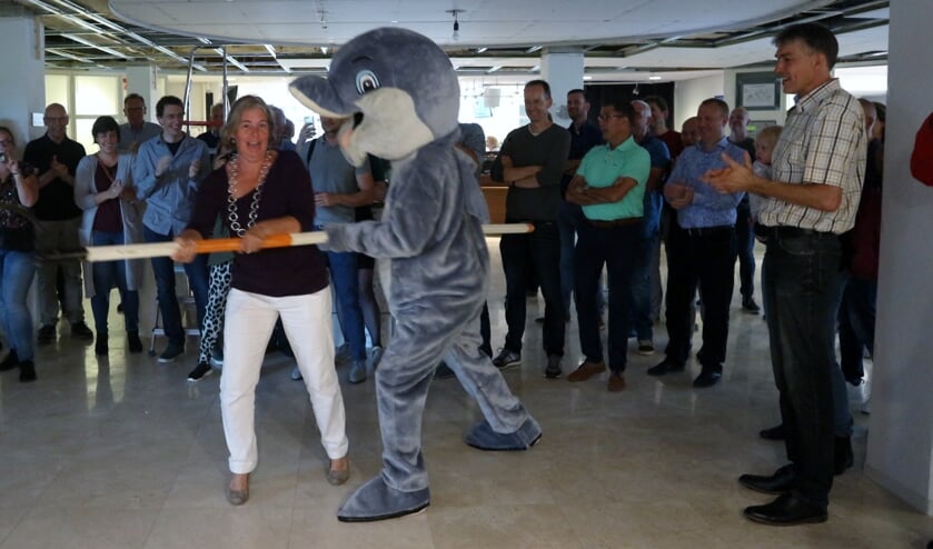 Burgemeester Astrid Nienhuis opende samen met mascotte Herbie de jubileumexpositie in het Raadhuis.