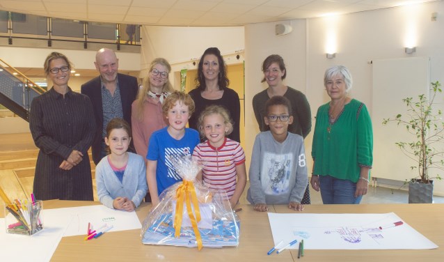Fotobijschrift: Leerlingen van basisschool De Piramide onthullen het nieuwe onderwijsprogramma #MijnZaanstreek van het Zaans Museum in het bijzijn van Maureen de Vries (Rabobank Zaanstreek), Mascha Wijnands en Mariette Schreuder (De Piramide) en Jan Hovers en Martine Verstraete (Zaans Museum).