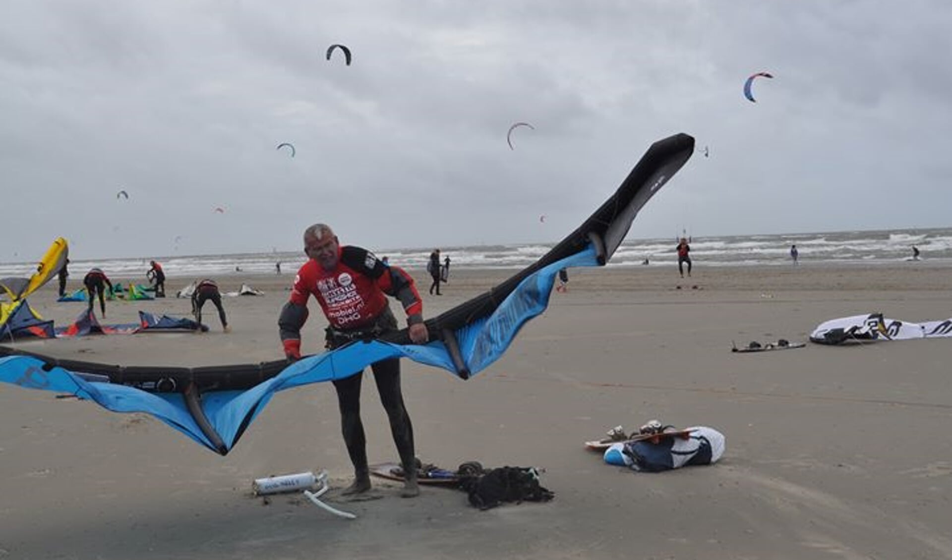 Richard Brandsma uit Langedijk deed zaterdag mee aan een kite surf marathon van Hoek van Holland naar Den Helder.