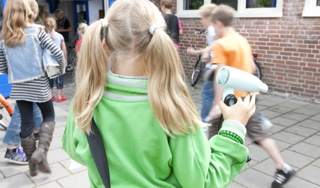 Leerlingen van De Vijzel zamelen oude elektrische apparaten in.