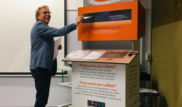 Wethouder Dirk te Grotenhuis post één van de 'Ik wil meedoen'-formulieren en trapt zo symbolisch de campagne in Drechterland af.