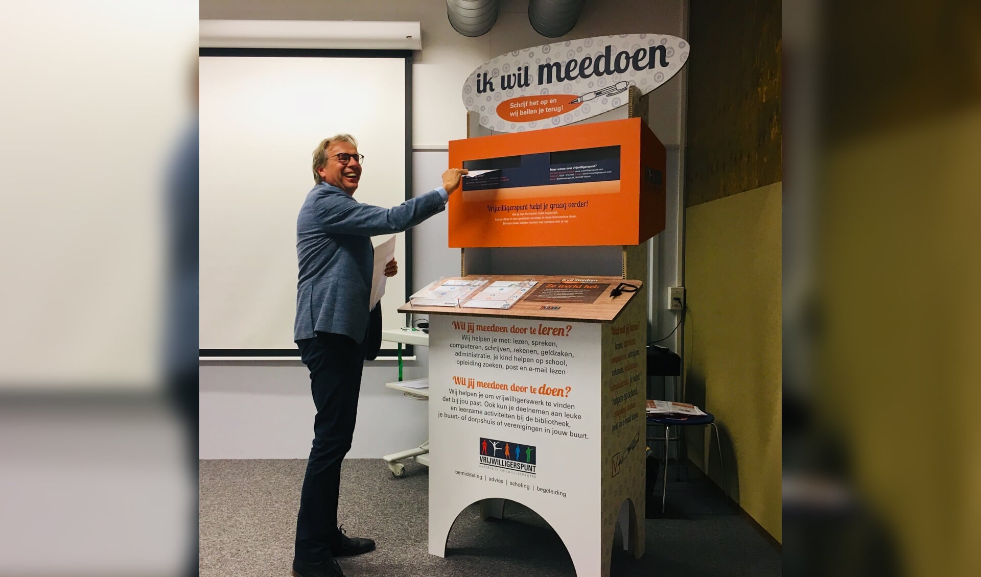Wethouder Dirk te Grotenhuis post één  van de 'Ik wil meedoen'-formulieren en trapt zo symbolisch de campagne in Drechterland af. 