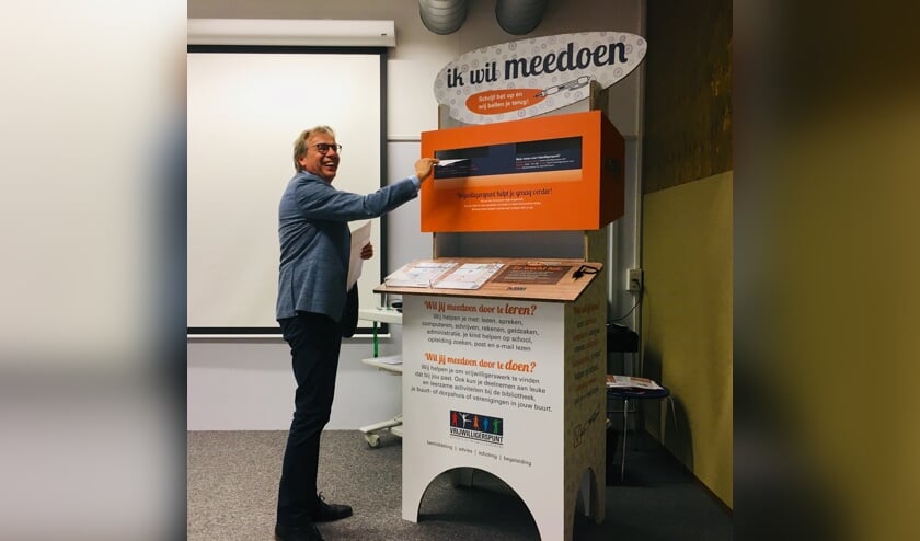 Wethouder Dirk te Grotenhuis post één van de 'Ik wil meedoen'-formulieren en trapt zo symbolisch de campagne in Drechterland af.