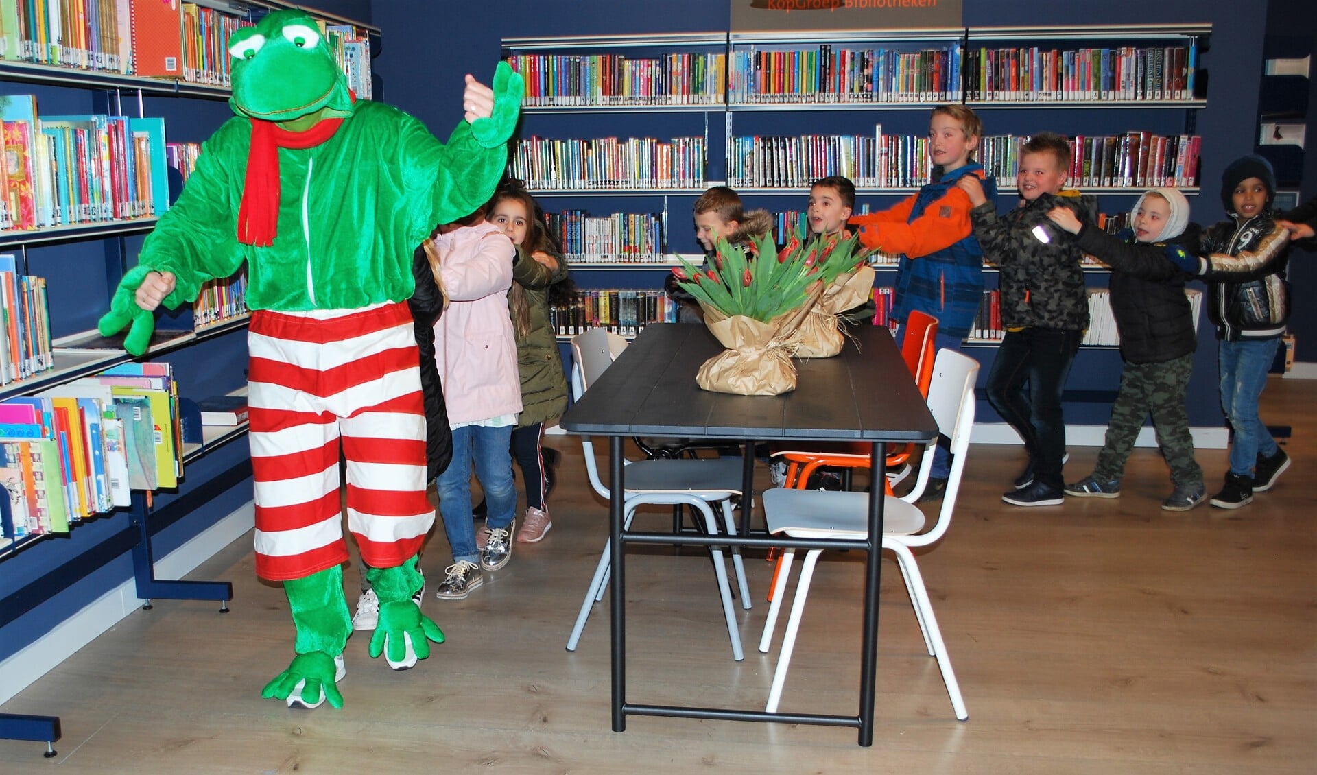 Tijdens opening opende het boekenfiguurtje Kikker de bieb samen met kinderen van de drie basisscholen uit de Schooten.