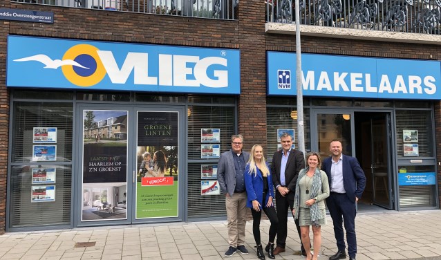 Luuk Hulscher met zijn team van VLIEG Makelaars.
