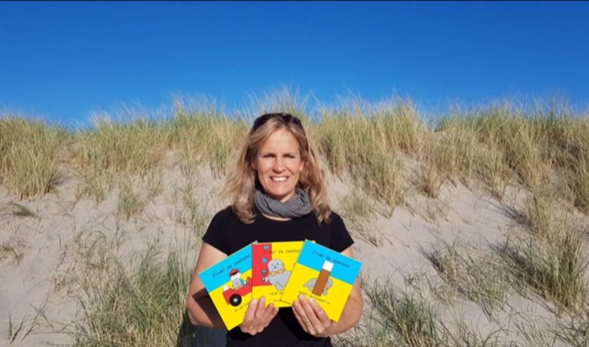 Renate Huibers met de drie nieuwe boekjes over Zilver de zeehond.
