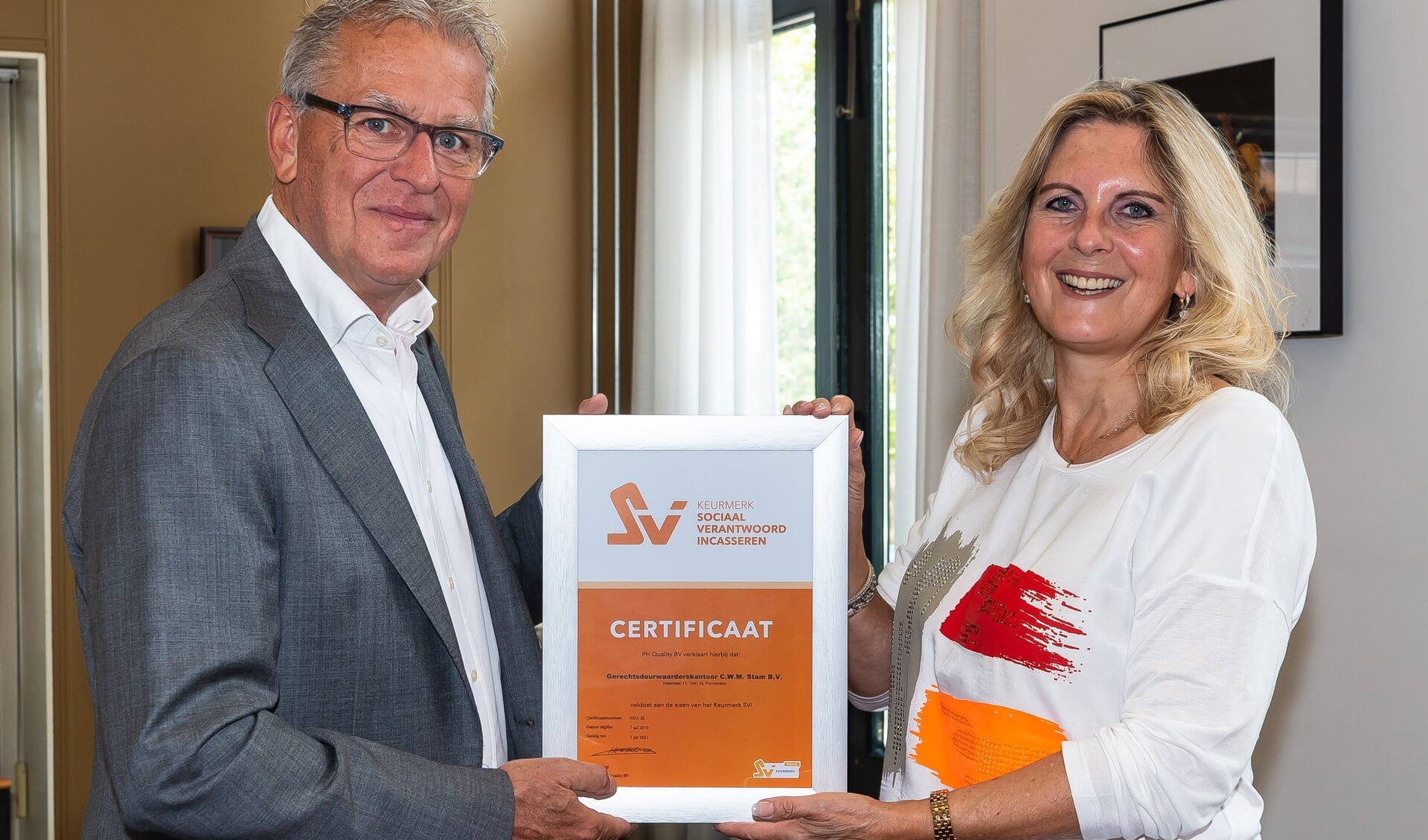 Kees Stam ontvangt het certificaat uit handen van Petra Hesseling, eigenaar van PH Quality BV.  