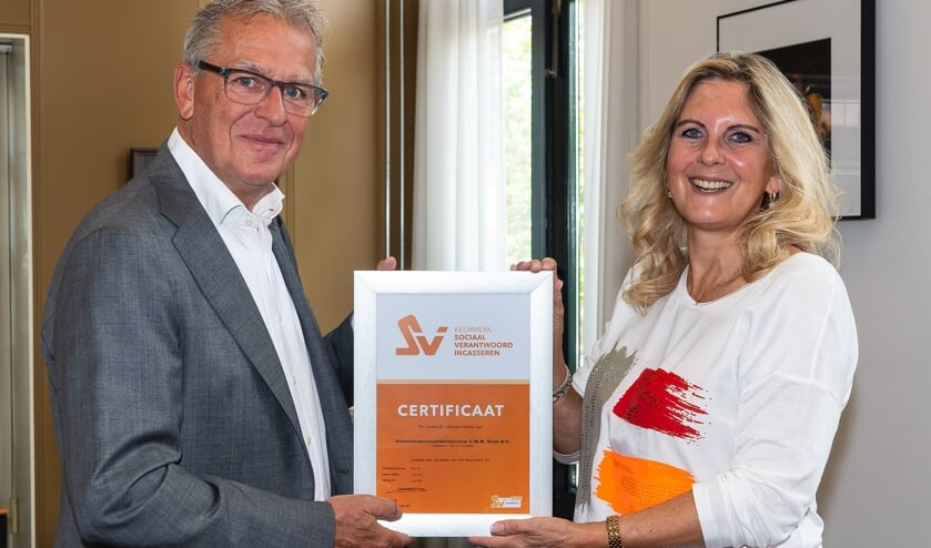 Kees Stam ontvangt het certificaat uit handen van Petra Hesseling, eigenaar van PH Quality BV.