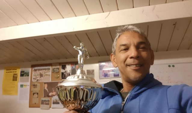 Tony Mau Asam toont trots de wisselbeker.