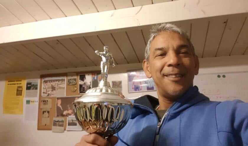 Tony Mau Asam toont trots de wisselbeker.