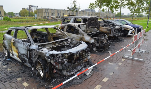 Drie voertuigen brandden geheel uit, een vierde raakte zwaar beschadigd.
